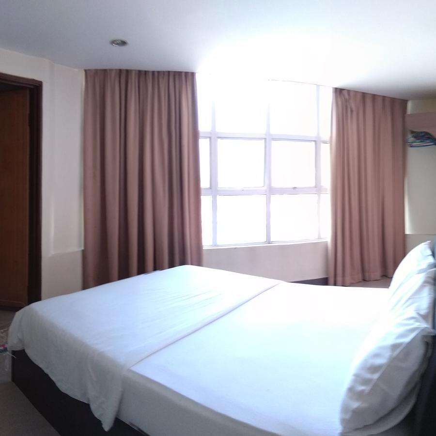 לומוט Starview Hotel מראה חיצוני תמונה